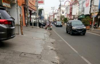 Agar Bisa Bertahan di Masa PPKM, Para Pedagang Casing HP Berjualan di Pinggir Jalan